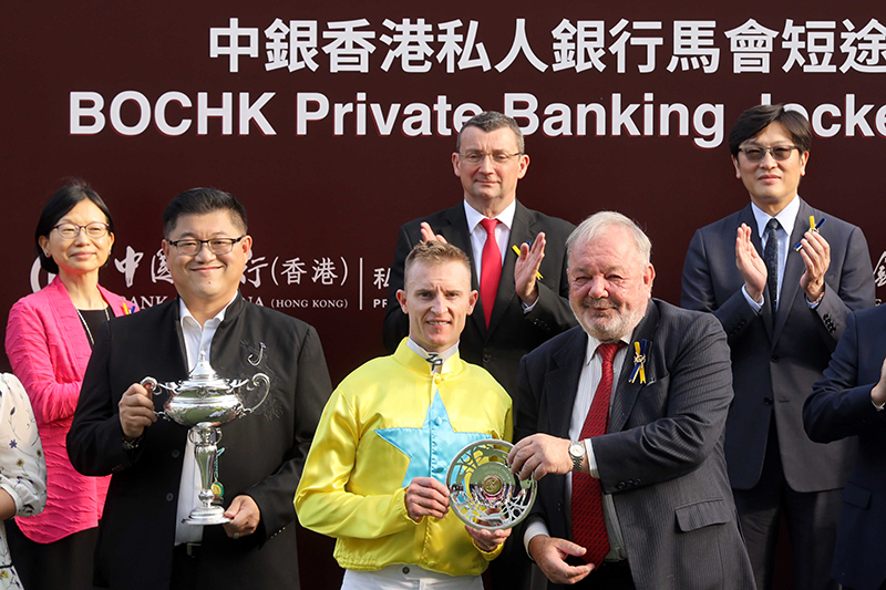 HKJC Steward Nicholas Hunsworth presents the BOCHK Private Banking Jockey Club Sprint trophy and silver dishes to Lucky Sweynesse’s owner Cheng Ming Leung, trainer Manfred Man and jockey Zac Purton.