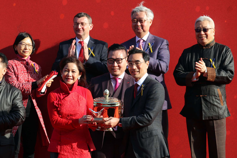 Club Chairman Mr Michael Lee presents the Chinese New Year Cup trophy and Yuan Pao to Mr Ascendency’s horse owner Mr & Mrs Allen Shi Lop-tak, trainer Ricky Yiu and jockey Silvestre de Sousa.