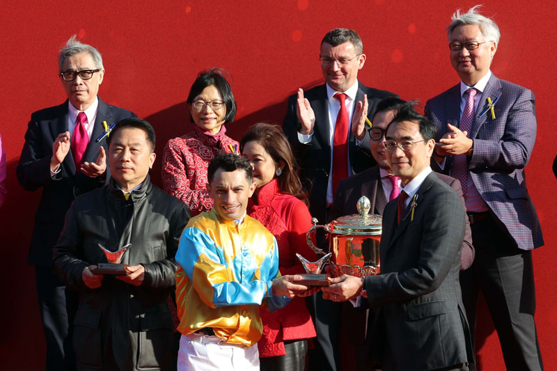 Club Chairman Mr Michael Lee presents the Chinese New Year Cup trophy and Yuan Pao to Mr Ascendency’s horse owner Mr & Mrs Allen Shi Lop-tak, trainer Ricky Yiu and jockey Silvestre de Sousa.