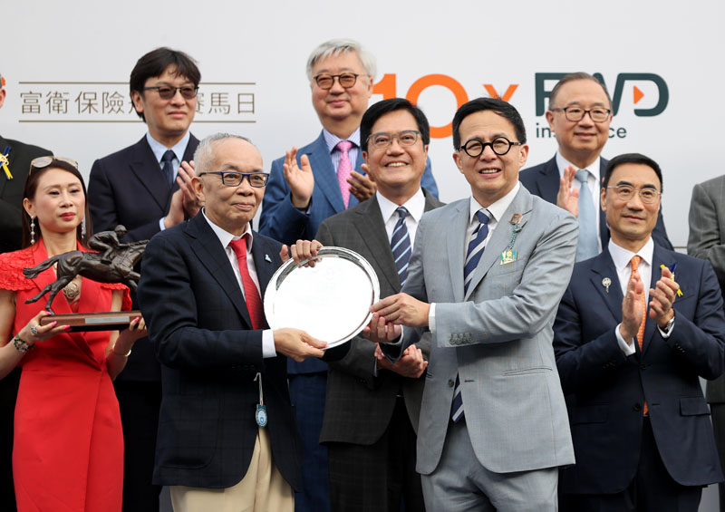 Mr Richard Li, Executive Director, Board of FWD Group presents a souvenir to Romantic Warrior’s Owner Peter Lau Pak-fai.