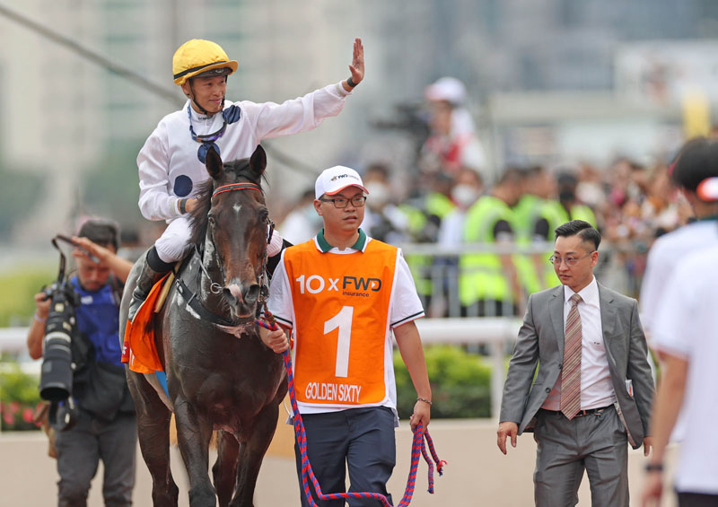 由呂健威訓練的「金鎗六十」，在騎師何澤堯胯下在沙田馬場勝出一級賽富衛保險冠軍一哩賽（1600米）。