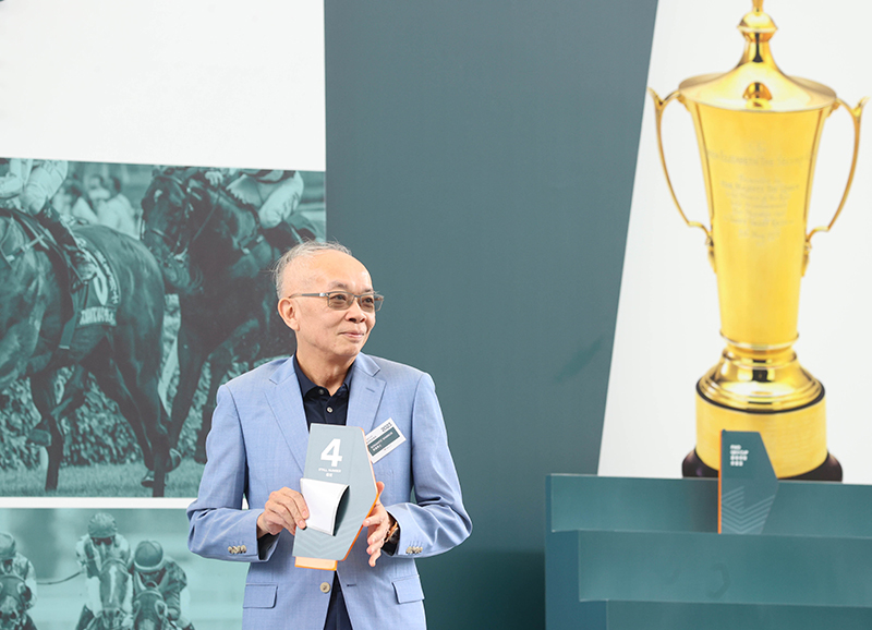 「浪漫勇士」的馬主劉栢輝為賽駒抽得第4檔。