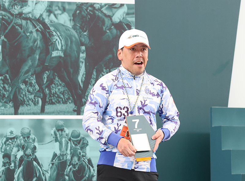 日本參賽馬「野田小子」的馬主代表為賽駒抽得第7檔。
