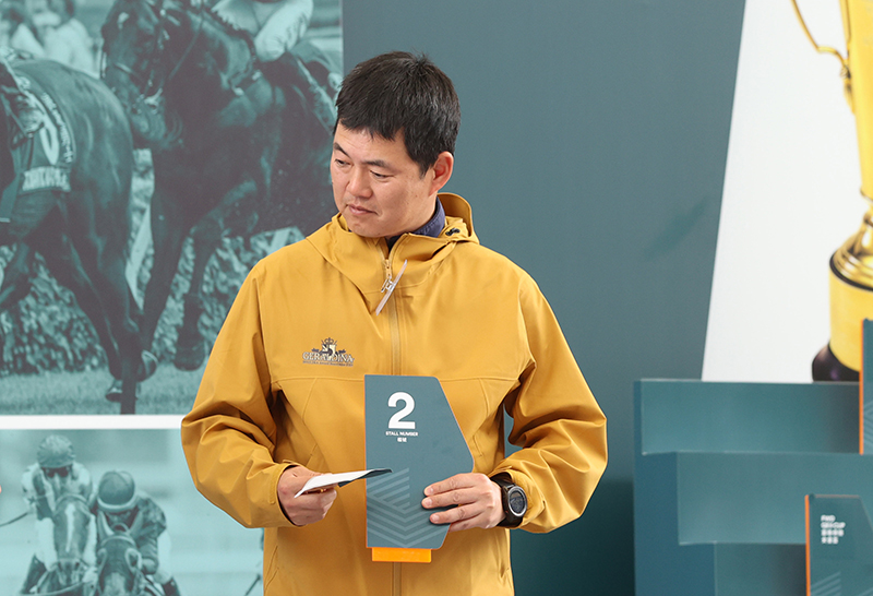 日本參賽馬「吉典娜」的馬主代表為賽駒抽得第2檔。