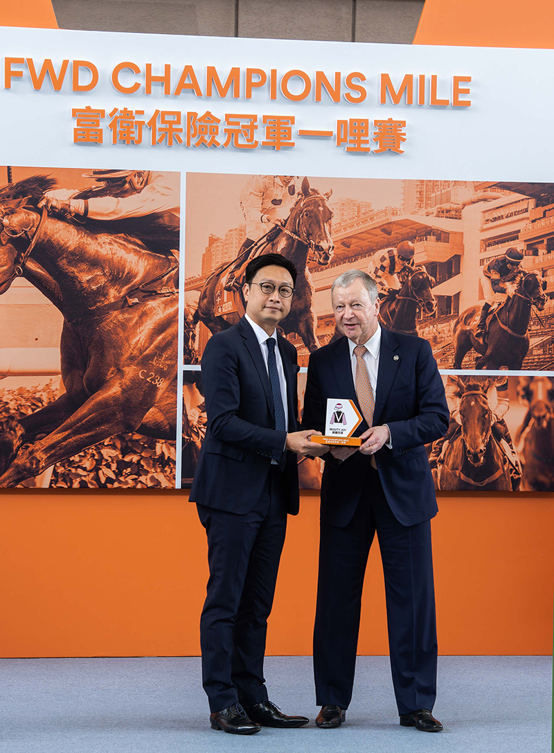 Mr Winfried Engelbrecht-Bresges (right), Chief Executive Officer of the HKJC and Mr Paul Tse, Chief Marketing & Digital Officer of FWD HK & Macau begin the barrier draw for the FWD Champions Mile.