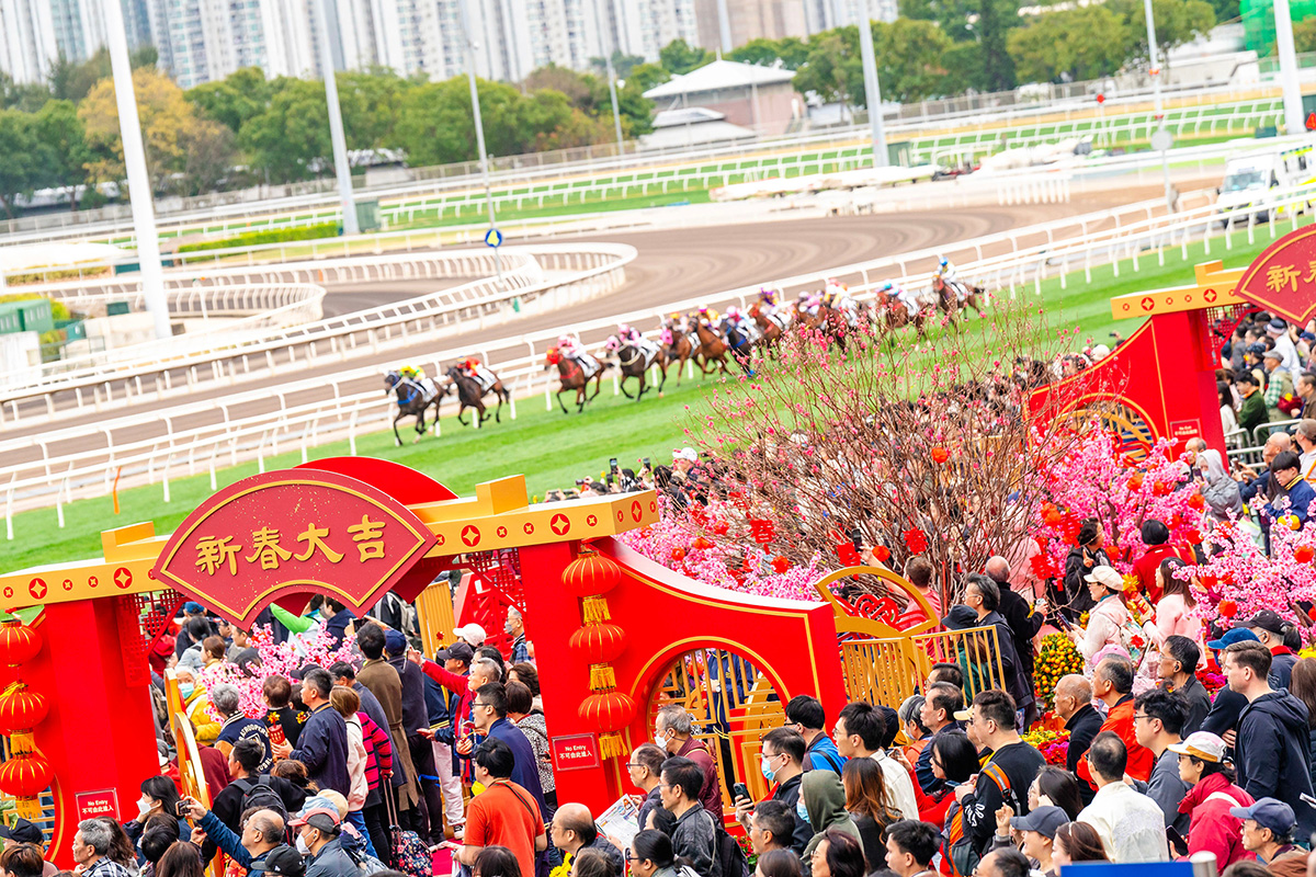 Racegoers can find festive photo spots at Sha Tin’s Public Entrance and Forecourt, which feature two striking four-metre-high Harmonious horse sculptures captured in a dynamic pose – running side by side, complemented by windmill arrays, festive peach blossoms and New Year-themed installations and decorations.