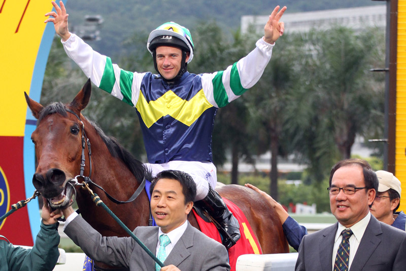 2010 - 姚本輝大演帽子戲法