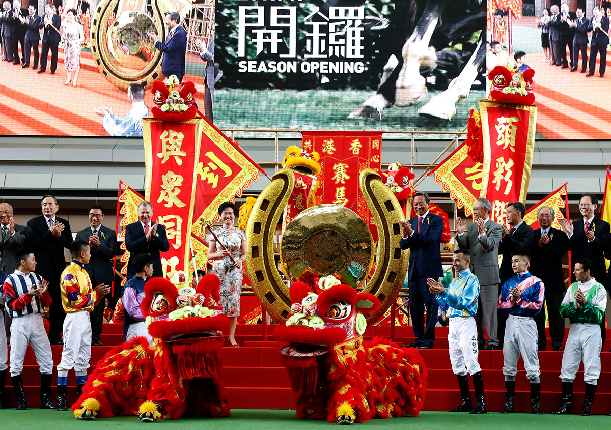 主禮嘉賓香港特區行政長官林鄭月娥將主持醒獅點睛及敲鑼儀式