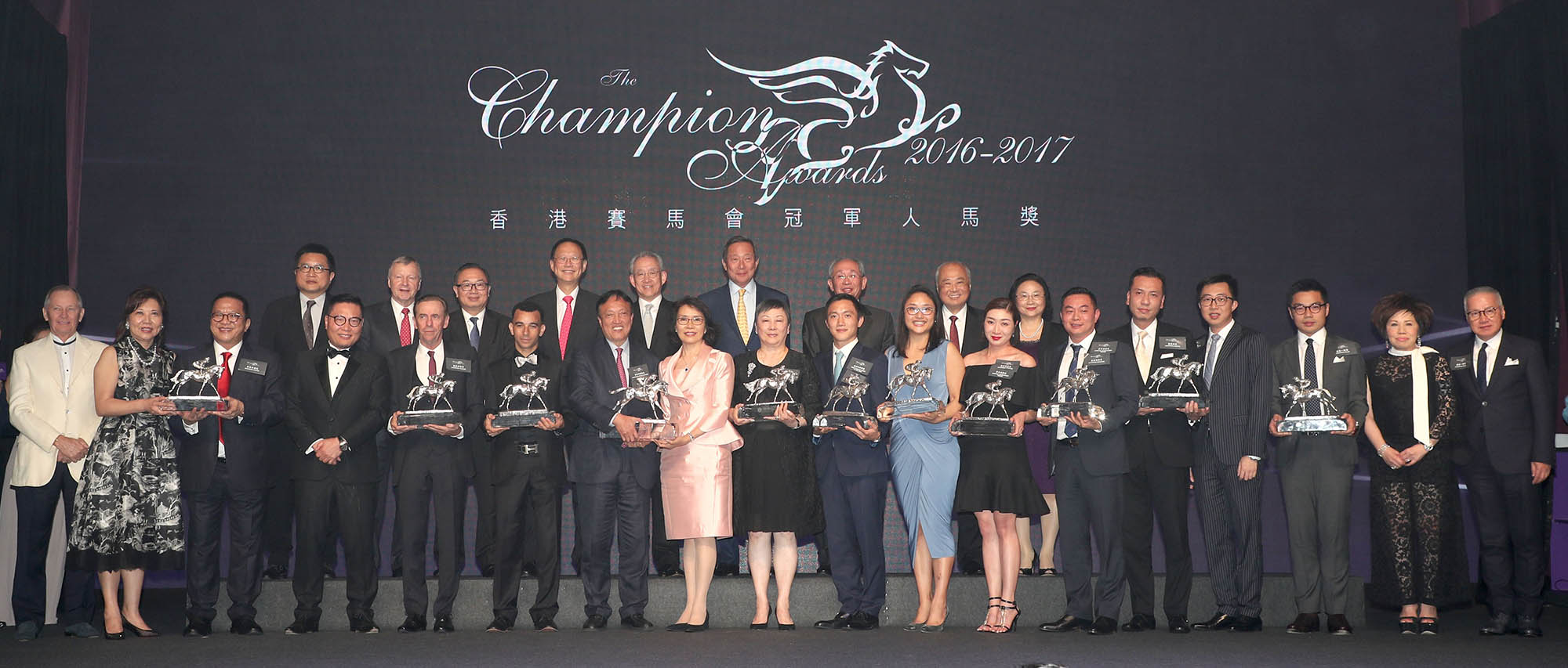 一眾馬會董事及行政總裁、各得獎馬匹的馬主、練馬師、騎師及嘉賓在頒獎禮上合照。