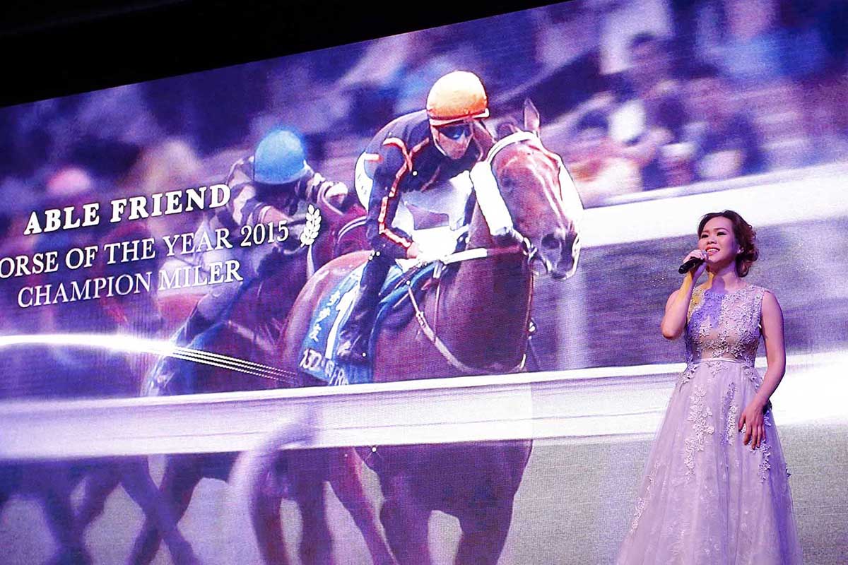 香港賽馬會音樂及舞蹈信託基金獎學金得主譚樂軒於頒獎典禮上任表演嘉賓，以歌聲向終身成就獎得獎馬匹「友瑩格」和「步步友」致敬。