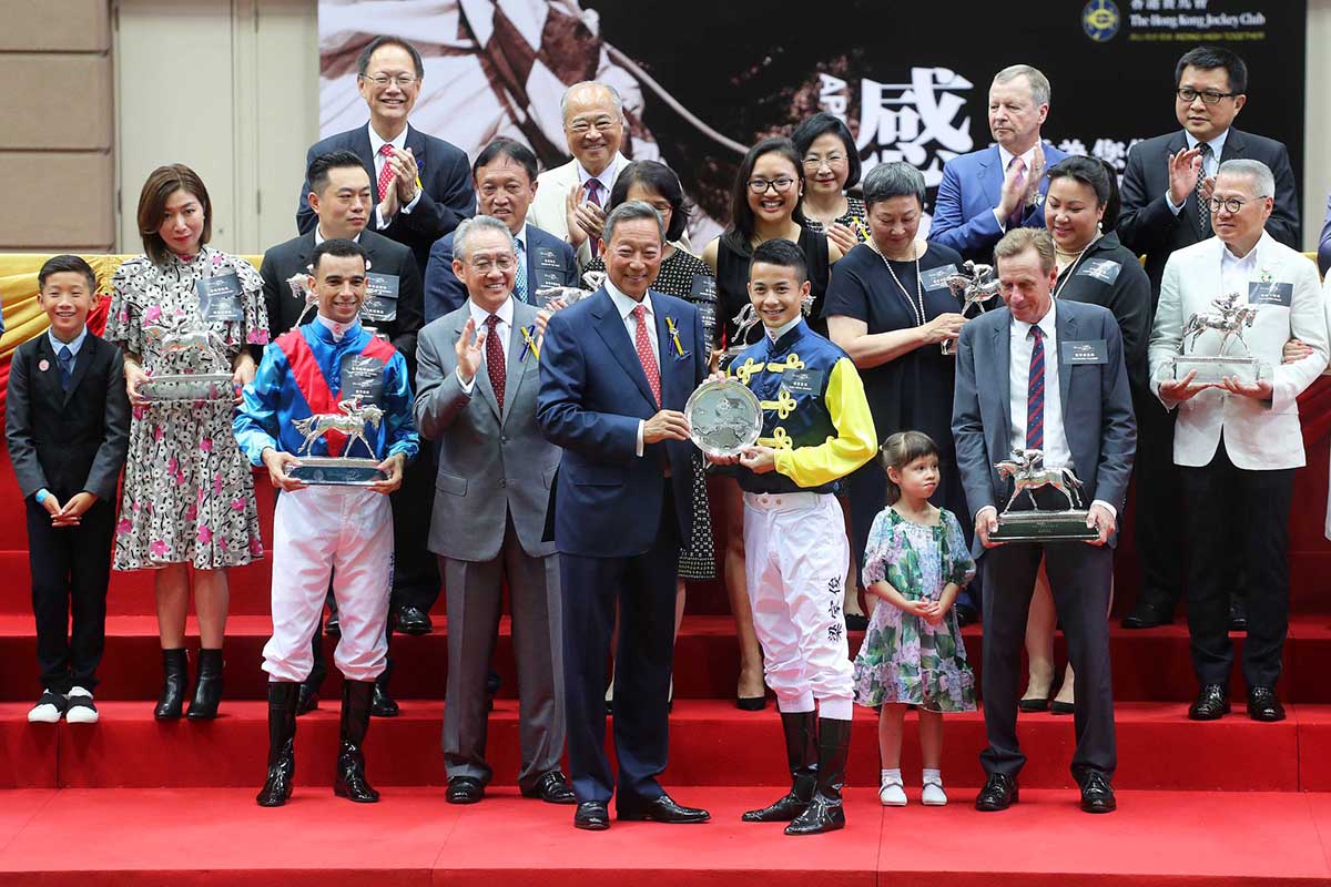 馬會主席葉錫安頒發告東尼獎予今季贏得最多頭馬的本地騎師梁家俊。