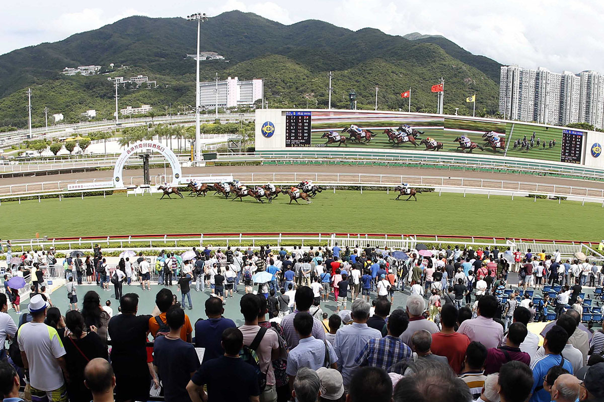 超過兩萬八千名馬迷及遊客入場觀賞「香港共慶回歸賽馬日」賽事及參與馬場內的精彩節目。
