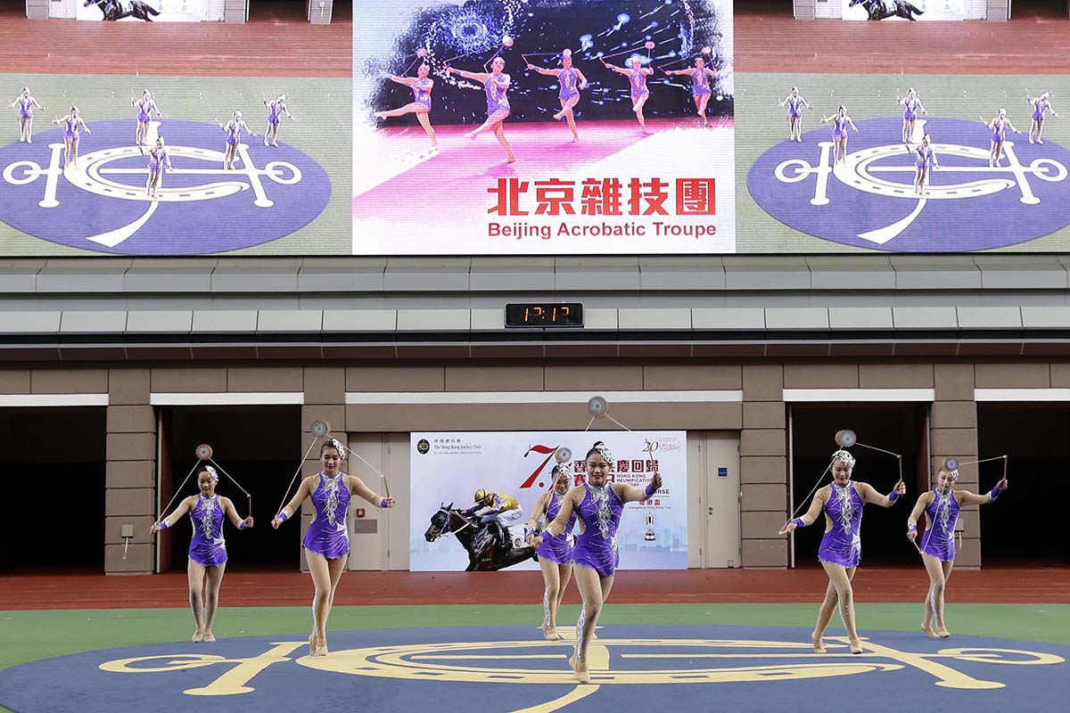 在馬匹亮相圈上演的綜合匯演，為回歸賽馬日揭開序幕，包括北京雜技團表演「妙舞炫竹」。