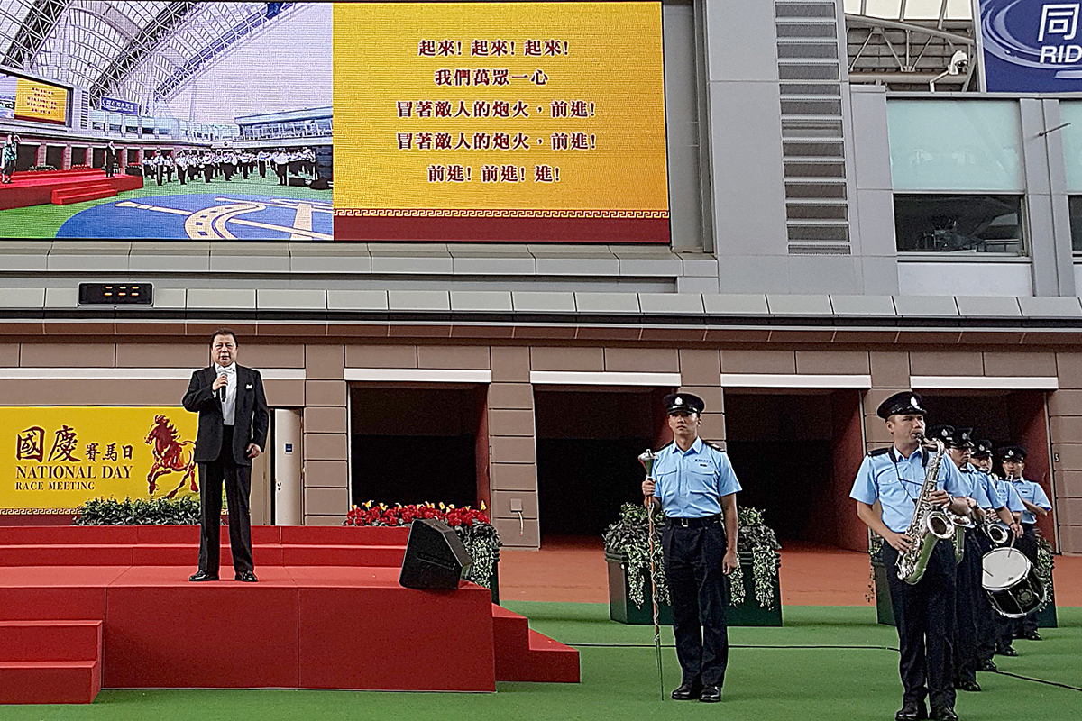 著名歌唱家遲立明在場排練名曲「長江之歌」，並在香港警察樂隊伴奏下高唱國歌