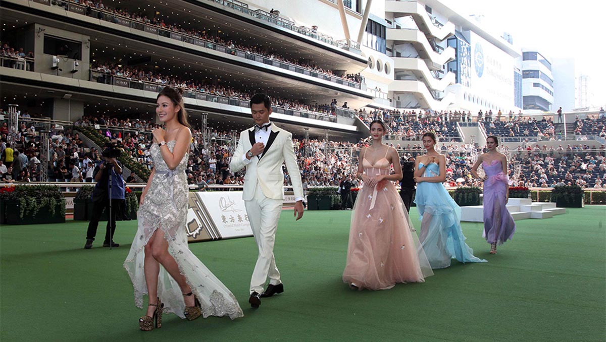 著名藝人江若琳及蕭潤邦率領一眾模特兒，演繹由本地著名時裝設計師Pius Cheung設計的晚裝，於沙田馬場馬匹亮相圈示範名錶時裝匯演，發放閃耀光芒。