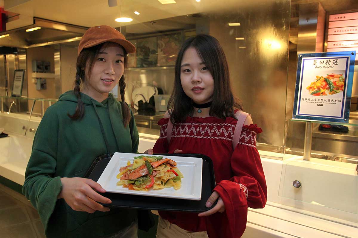 沙田馬場的美食廣場「好賞食」特別推出煲呔造型的主題美食。
