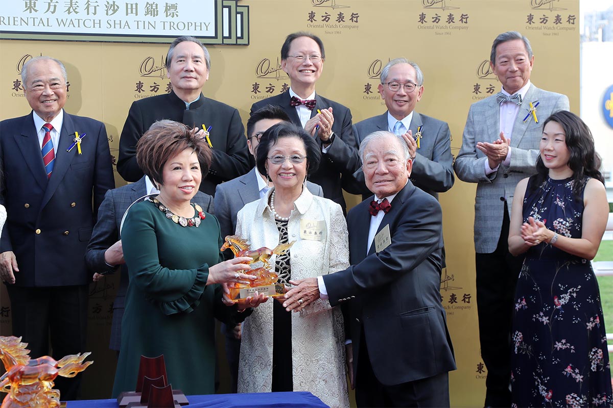 東方表行集團主席楊明標博士伉儷（前排右二及三）致送紀念品予「美麗傳承」的馬主代表郭羅桂珍。