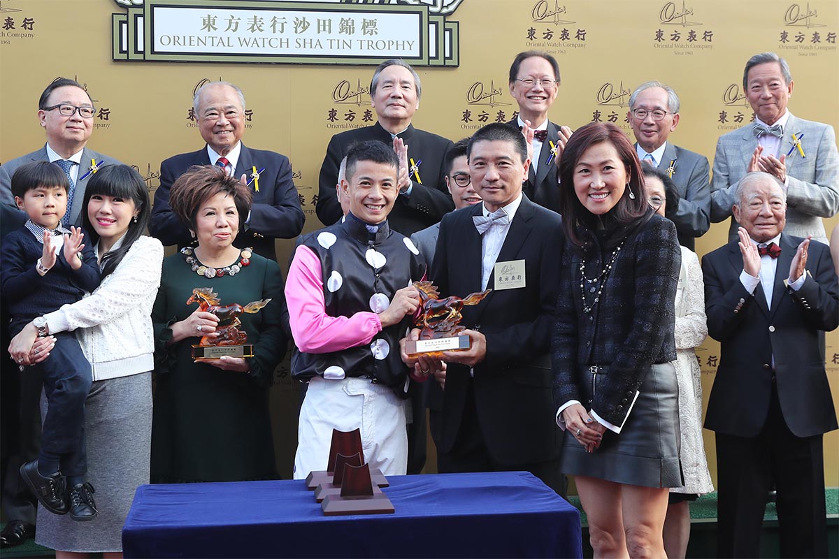 東方表行集團執行董事林慶麟伉儷（右）致送紀念品予「美麗傳承」的騎師梁家俊。