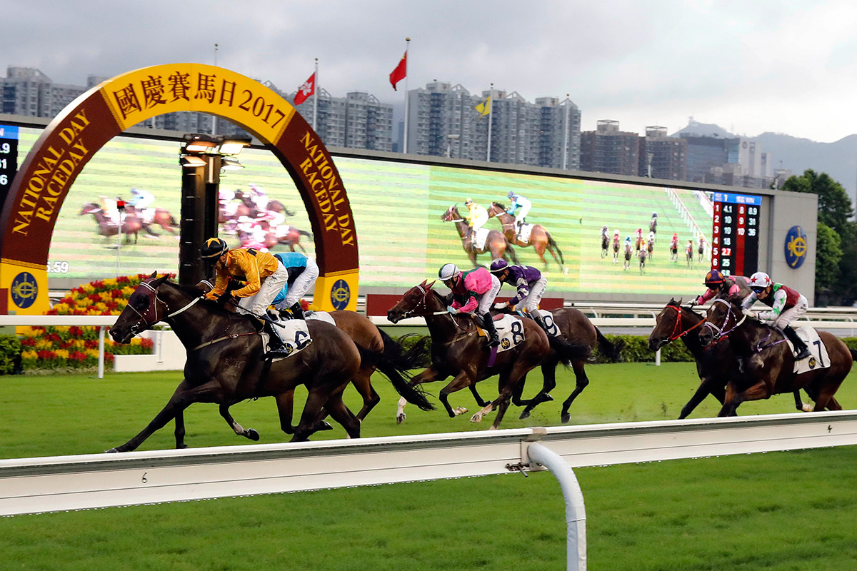「飛來猛」(6號）在騎師何澤堯胯下勇奪三級賽國慶盃（1000米）。