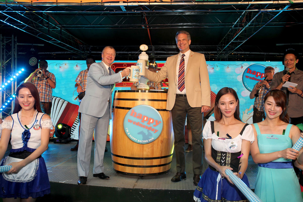 德國駐港副總領事Karsten Tietz（右）與香港賽馬會行政總裁應家柏（左）一同斟滿首杯啤酒，宣告節慶開始。