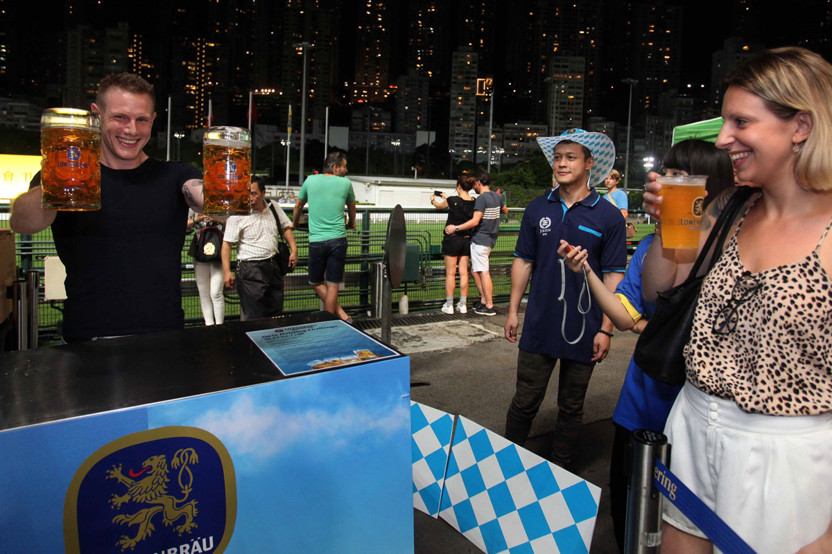 場內特備口味眾多的正宗德國啤酒及美食，以及多項Oktoberfest啤酒節的挑戰遊戲，供馬迷吃喝暢玩。