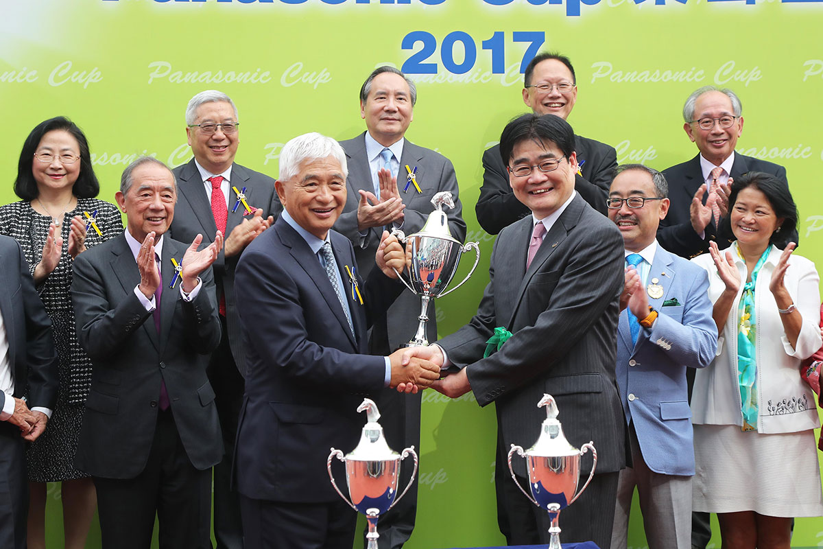 Panasonic Corporation Appliances Company 社長本間哲朗於頒獎禮上頒發樂聲盃予「西方快車」的馬主榮智健。