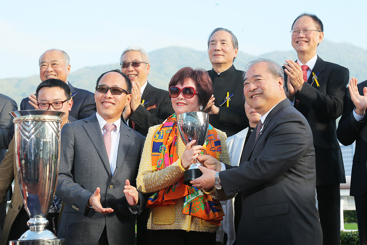 其士國際集團有限公司主席兼董事總經理郭海生先生於頒獎禮上將獎盃頒予「五十五十」的馬主李黃惠娟。