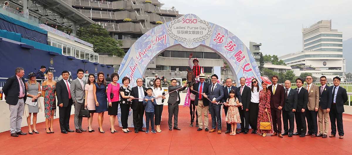 莎莎婦女銀袋勝出頭馬「創世紀」的馬主蕭劍瑩及親友在凱旋門祝捷。