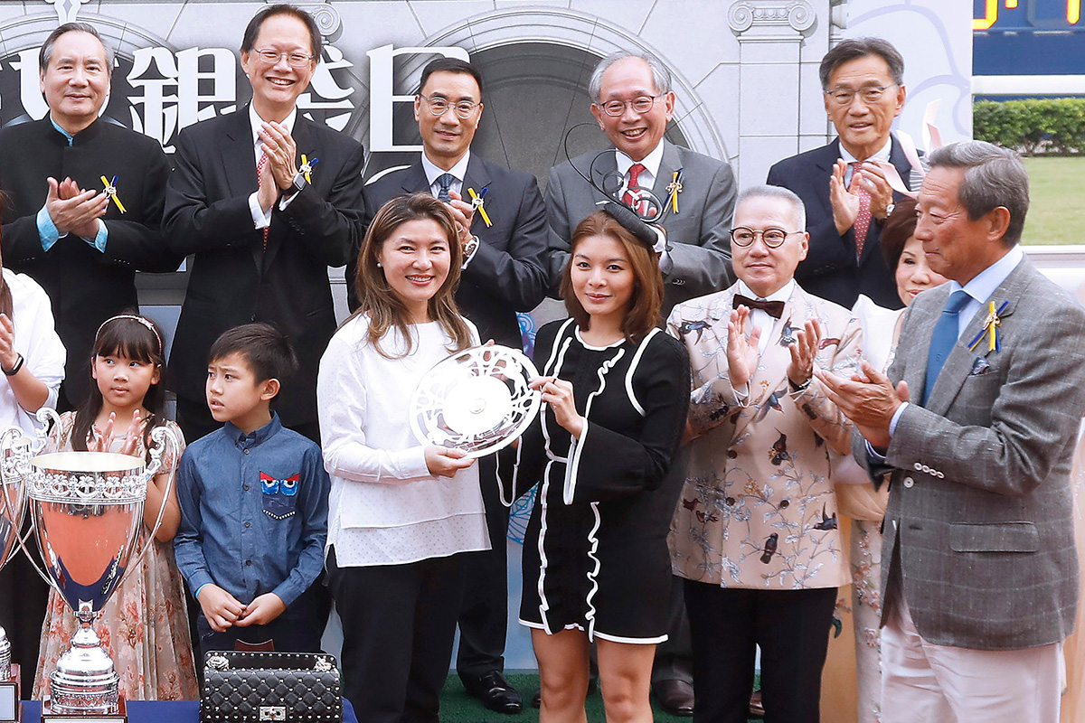 馬會遴選會員兼馬主李念弘醫生的女兒李展彤在莎莎婦女銀袋頒獎儀式上頒發紀念銀碟予得勝馬匹「創世紀」的馬主蕭劍瑩。