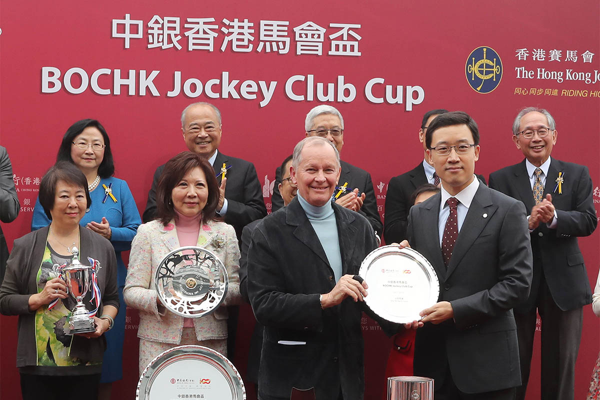 中國銀行(香港)有限公司個人金融及財富管理總經理孫大威先生（右）頒發紀念銀碟予練馬師約翰摩亞。