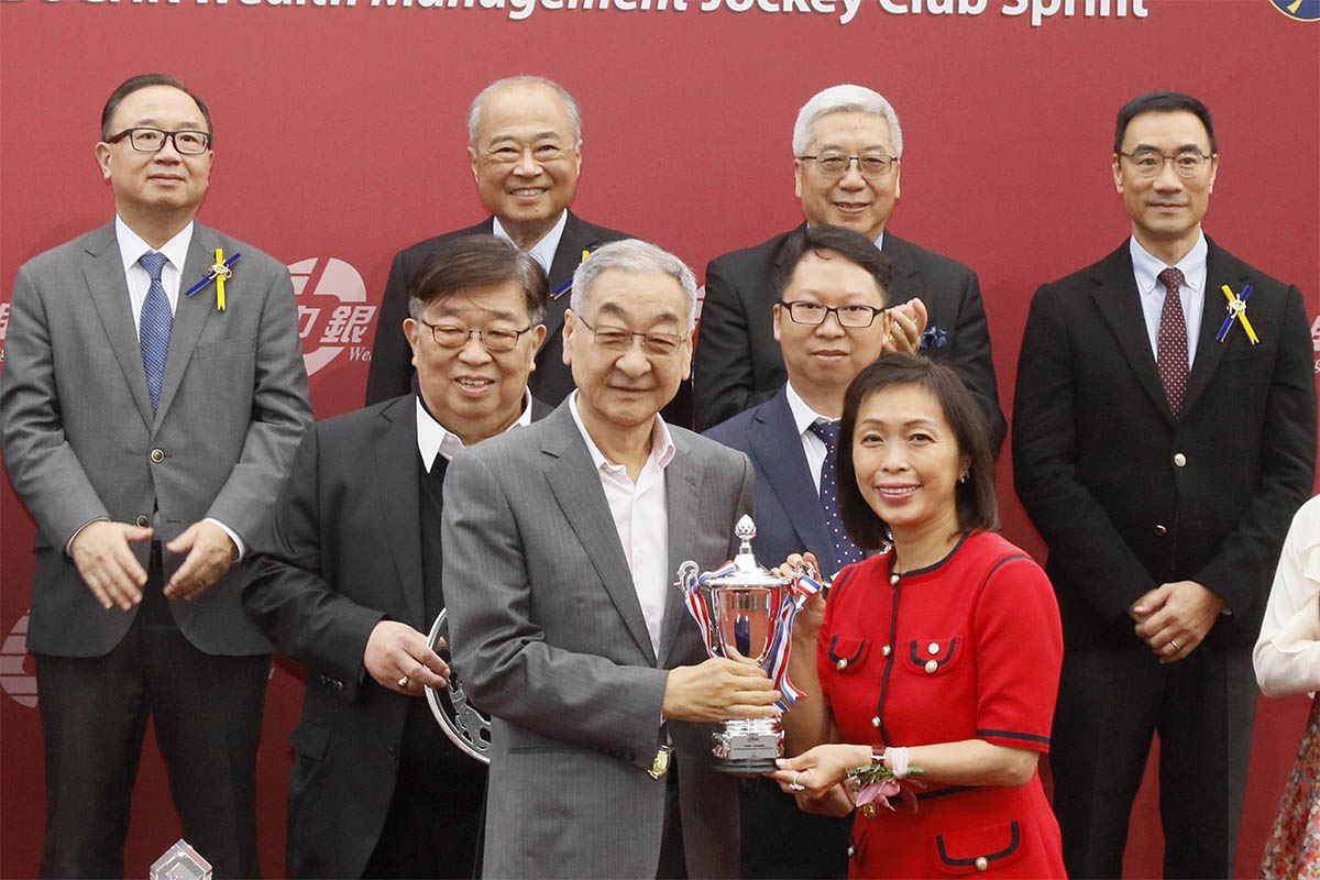 中國銀行（香港）有限公司副總裁龔楊恩慈（右）頒發紀念品予「紅衣醒神」的馬主代表。