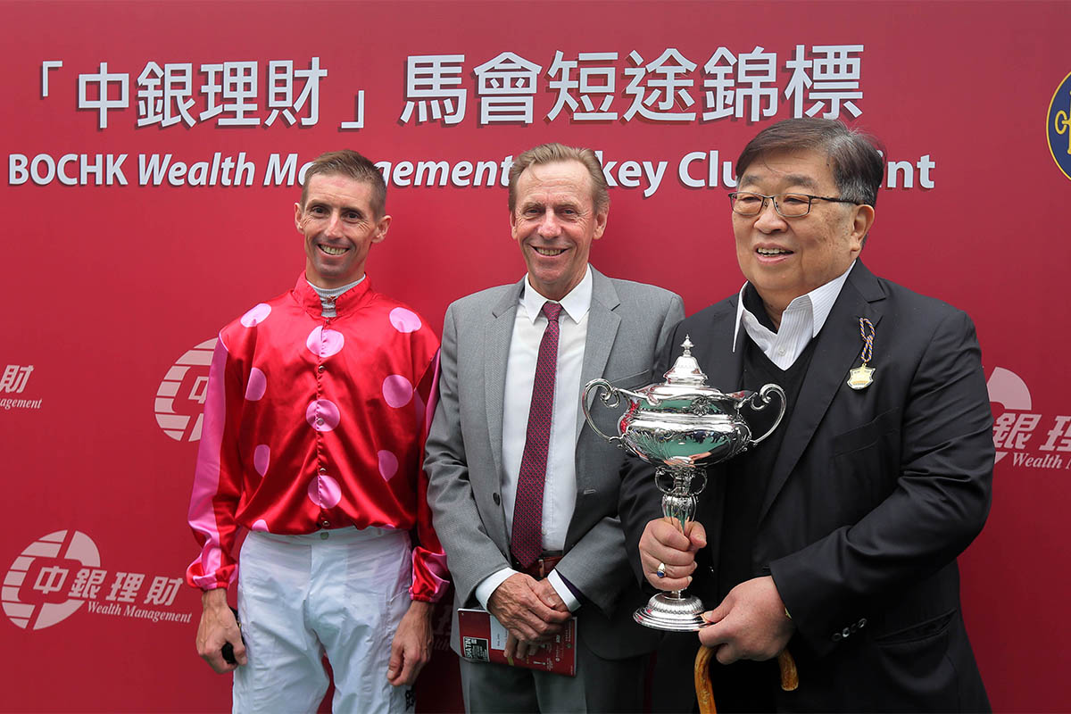 「紅衣醒神」的馬主及騎練於頒獎禮後合照。