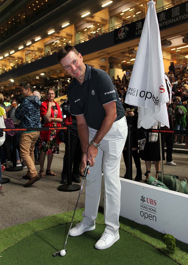 2016年瑞銀香港高爾夫球公開賽冠軍森巴素親臨場畔高爾夫球模擬賽道示範高球技巧。