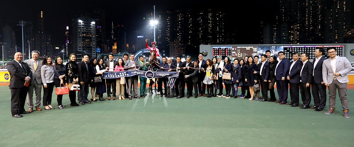 浪琴表國際騎師錦標賽首關在第四場上演，香港代表潘頓策騎的「大英雄」（1號，紅帽）先拔頭籌。