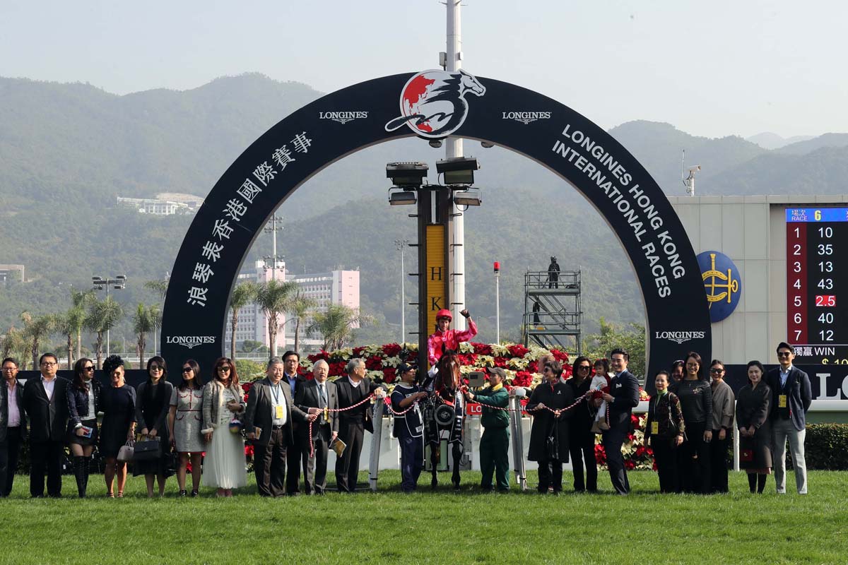 「紅衣醒神」勝出浪琴表香港短途錦標，騎師羅理雅、練馬師蔡約翰與馬主顧永祥祝捷。