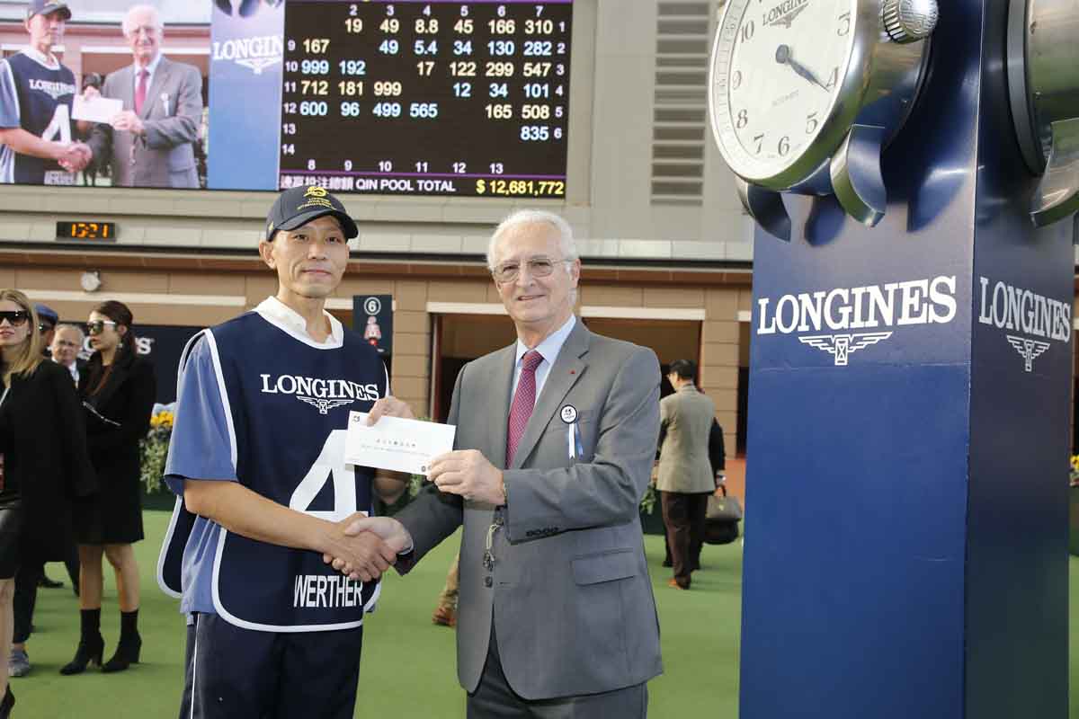 香港代表「明月千里」獲得浪琴表香港盃最佳外觀馬匹奬，國際賽馬組織聯盟主席Louis Romanet（右）頒發五千元獎金予料理該駒的馬房助理。
