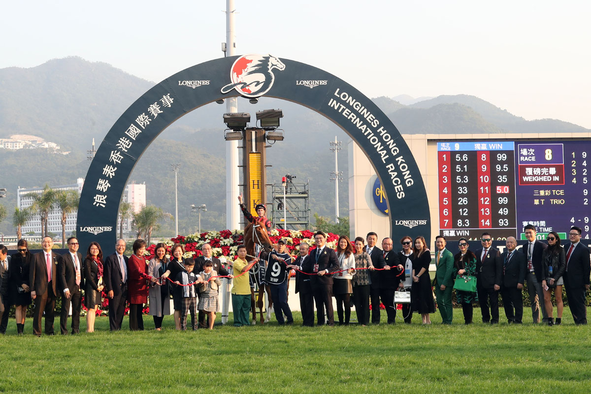 「馬克羅斯」在浪琴表香港盃稱雄，騎師潘頓、練馬師告東尼、馬主蕭劍新與親友慶祝勝利。