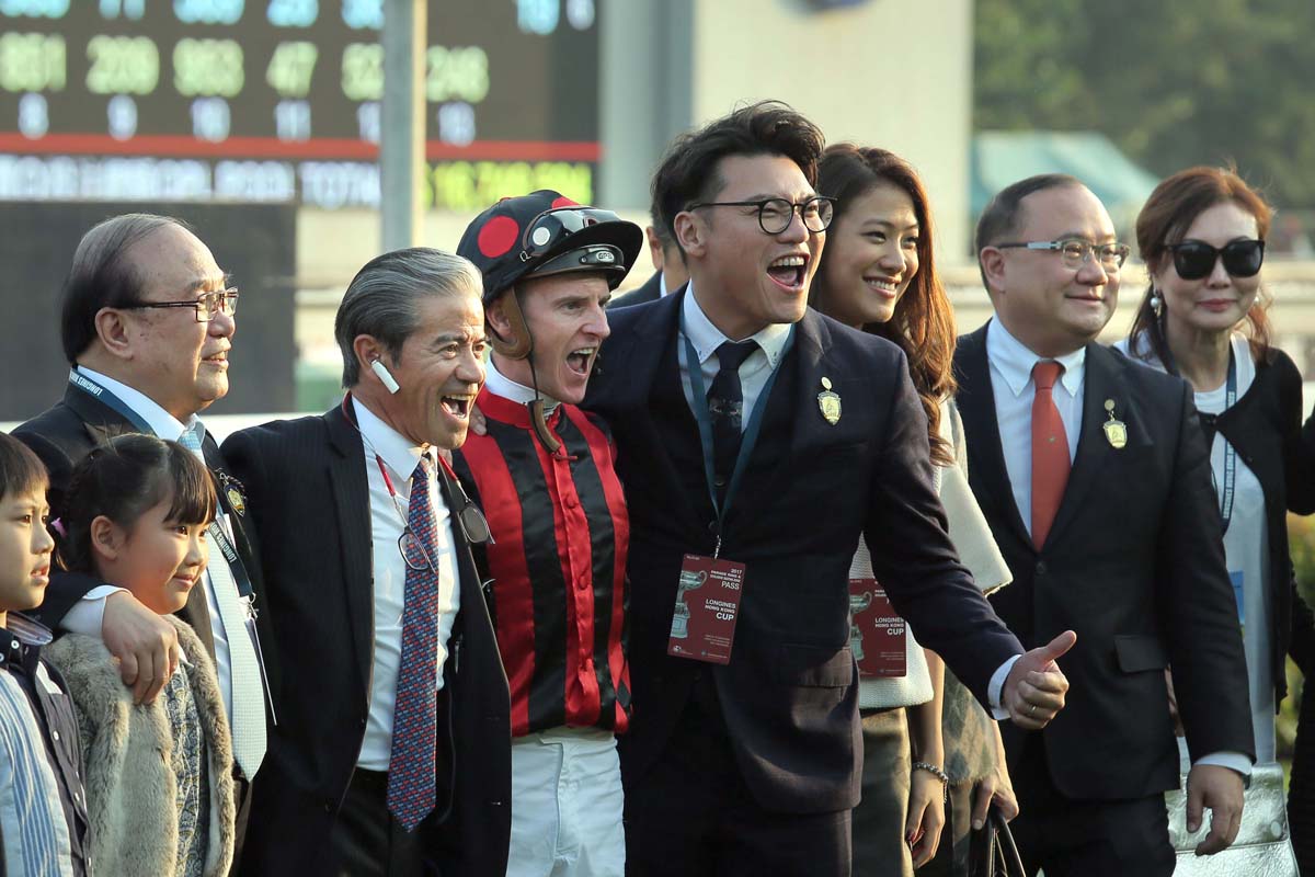 「馬克羅斯」在浪琴表香港盃稱雄，騎師潘頓、練馬師告東尼、馬主蕭劍新與親友慶祝勝利。