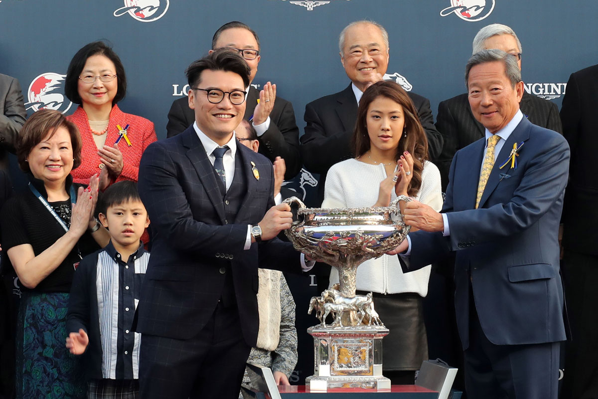 馬會主席葉錫安博士（右）頒發浪琴表香港盃獎盃及騎師駿馬銅像予「馬克羅斯」的馬主蕭劍新、練馬師告東尼與騎師潘頓。
