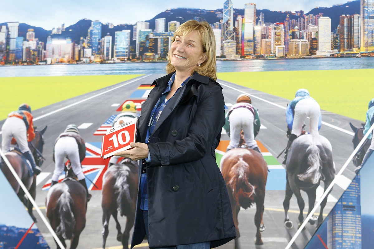 浪琴表香港盃 – 英國參賽馬「金髮俏馬」的馬主Barbara Keller為該駒抽得第10檔。