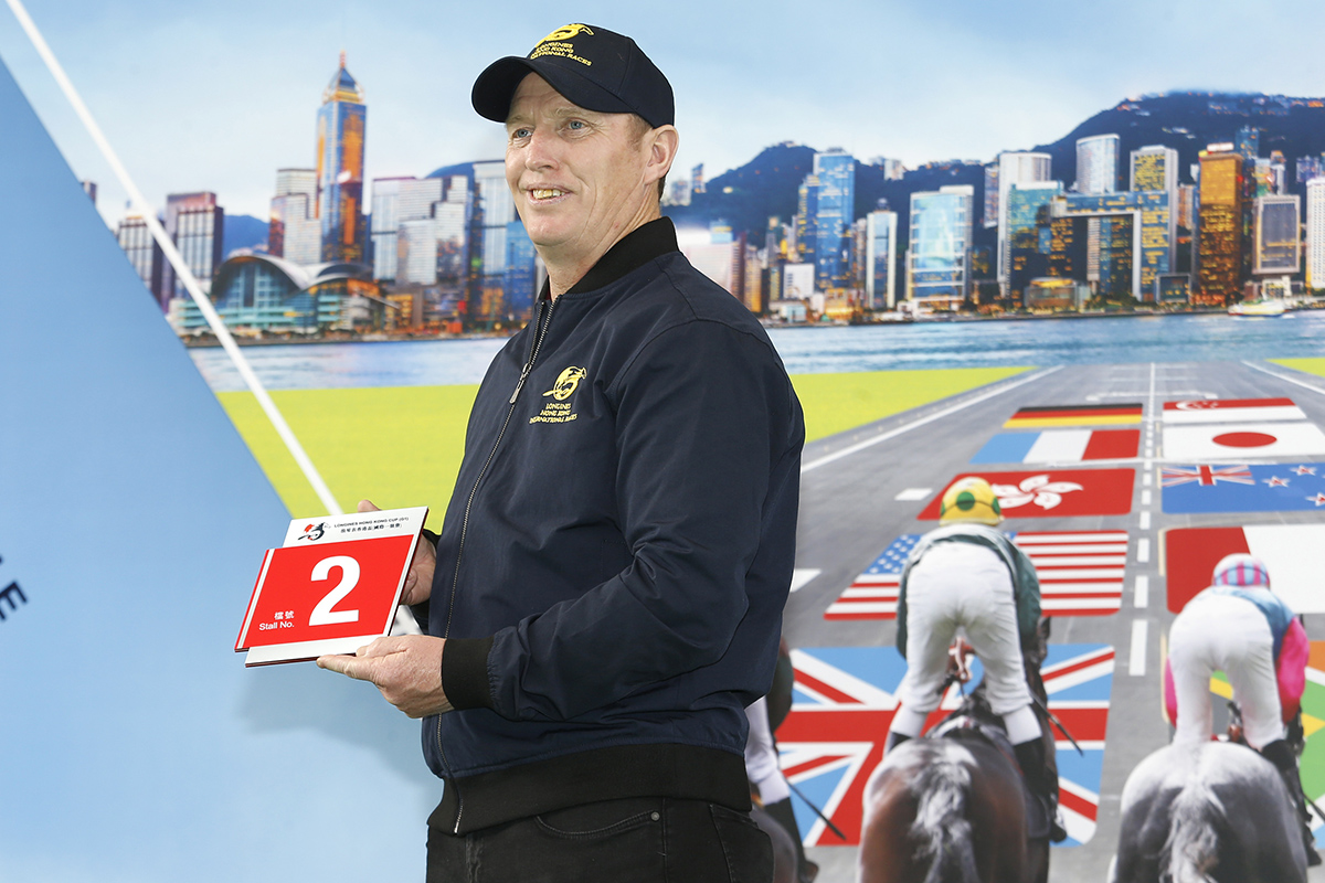 浪琴表香港盃 – 愛爾蘭賽駒「多維小城」的馬主代表為該駒抽得第2檔。