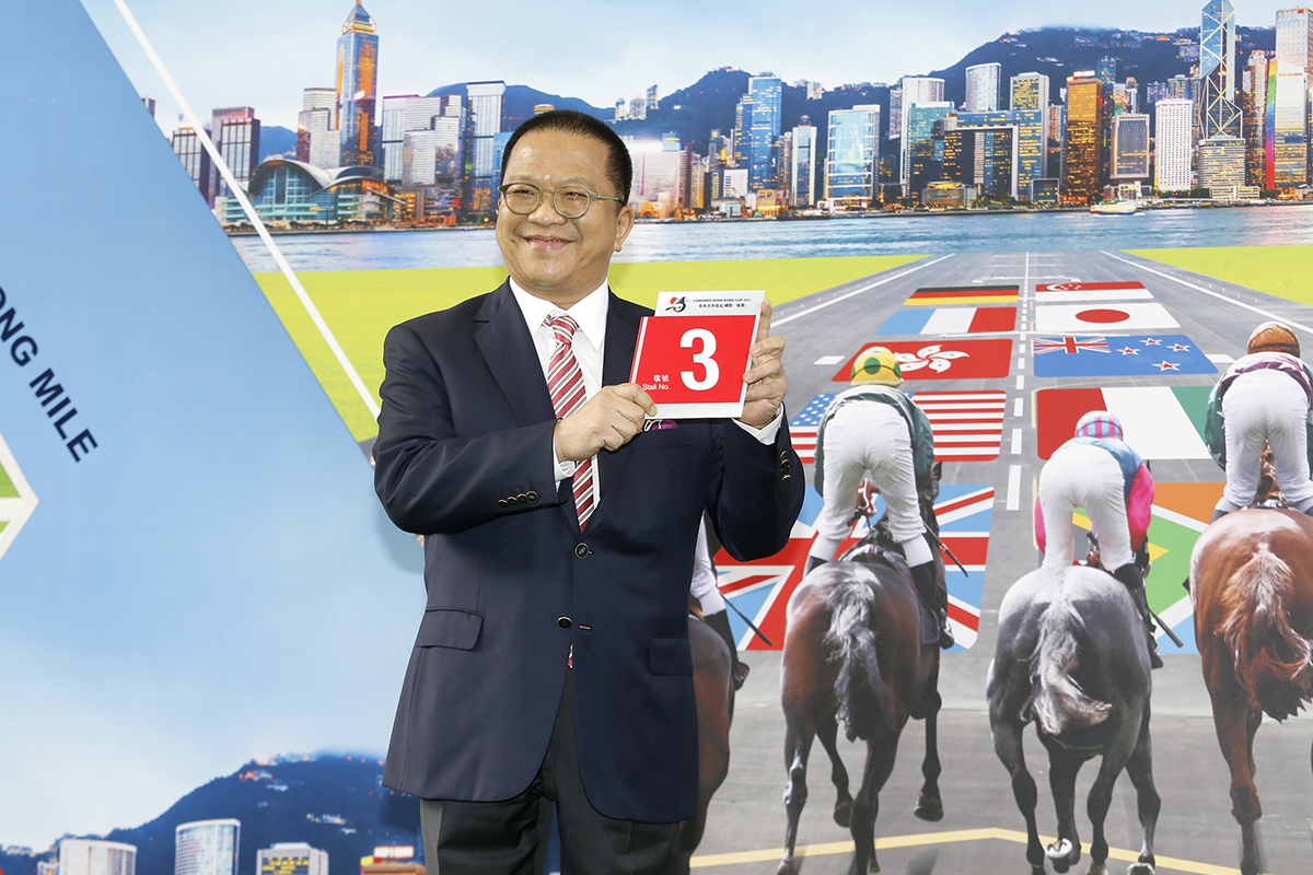浪琴表香港盃 – 馬主程凱信為香港參賽馬「明月千里」抽得3檔。