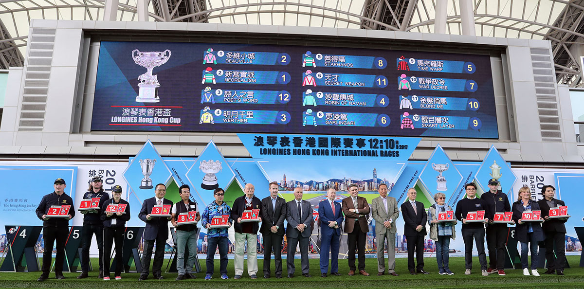 浪琴表香港盃排位抽籤完成後，主禮嘉賓與各駒的馬主、練馬師及代表合照。