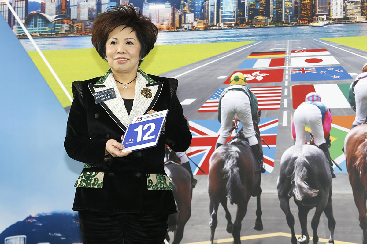 浪琴表香港一哩錦標 – 馬主郭羅桂珍女士為「美麗大師」抽得第12檔。