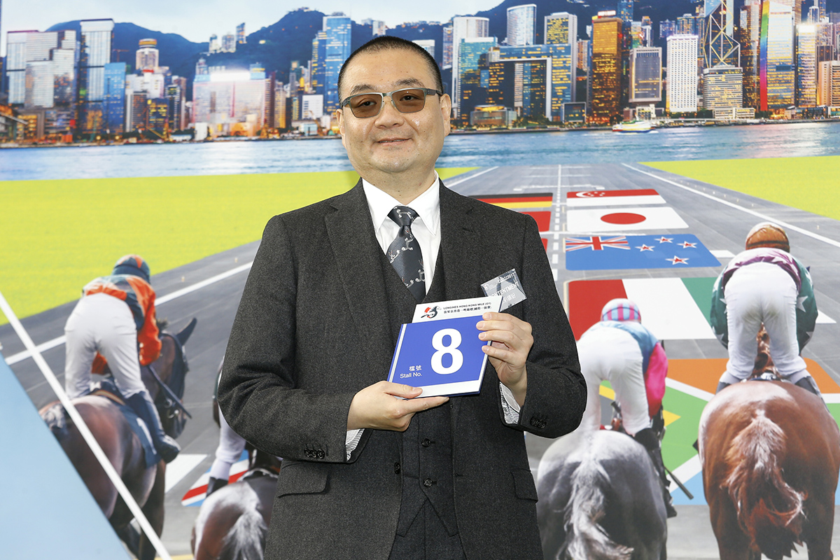 浪琴表香港一哩錦標 – 馬主羅德榮為「詠彩繽紛」抽得第8檔。