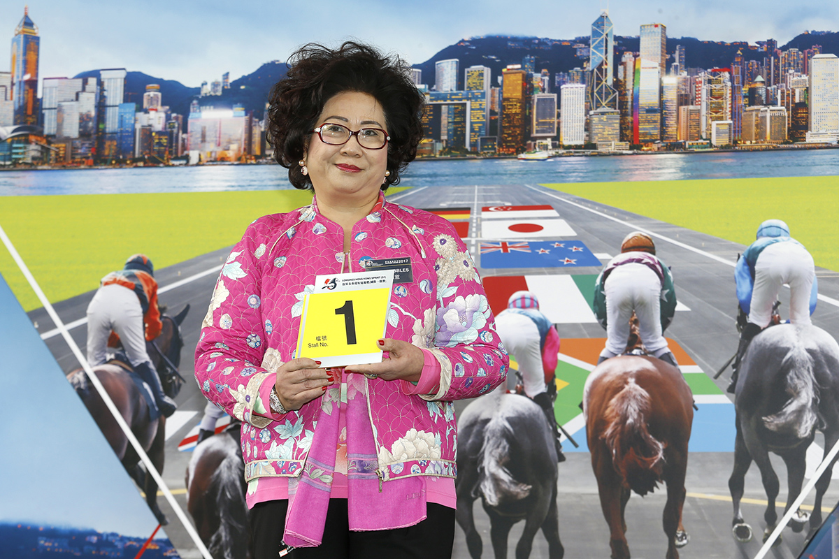 浪琴表香港短途錦標 –「幸運如意」的馬主代表為該駒抽得第1檔。
