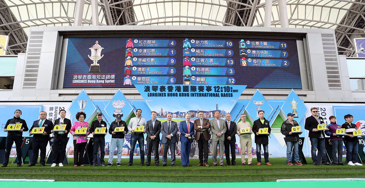 浪琴表香港短途錦標排位抽籤完成後 ，主禮嘉賓與參賽馬匹的馬主、練馬師及代表合照。