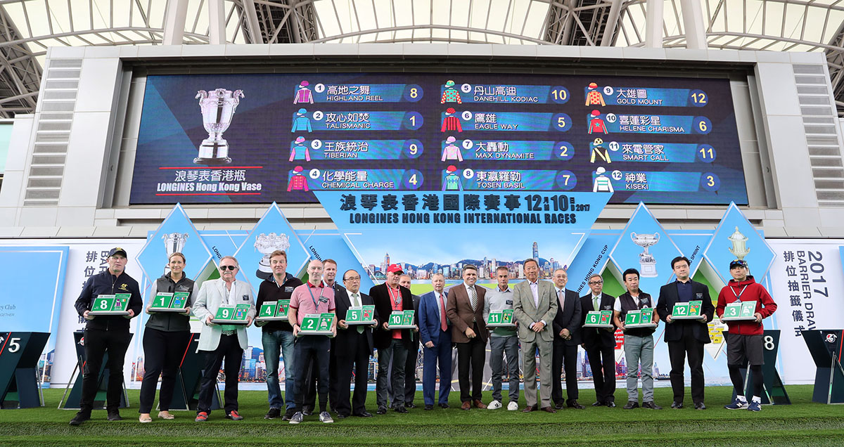 浪琴表香港瓶排位抽籤完成後 ，主禮嘉賓與參賽馬匹的馬主、練馬師及代表合照。