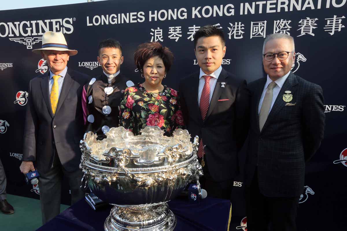 浪琴表香港一哩錦標勝出馬匹「美麗傳承」的幕後團隊與傳媒分享勝利喜悅。
