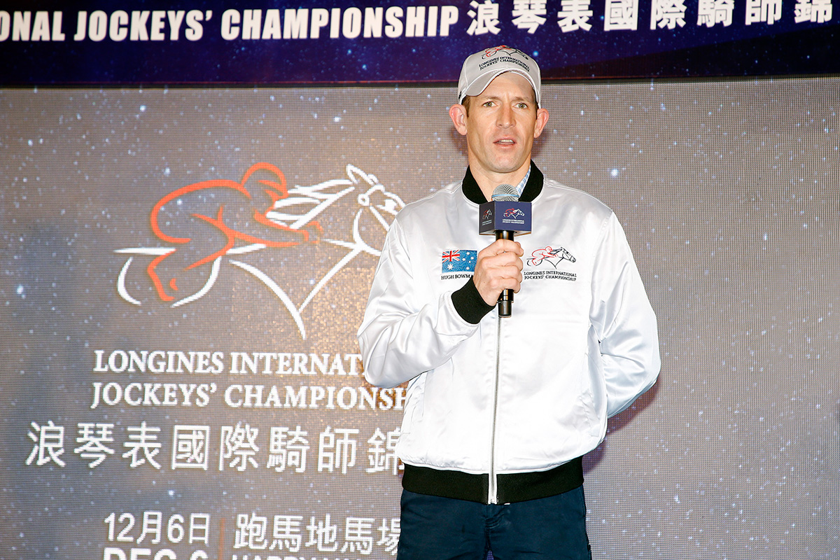 上屆「浪琴表國際騎師錦標賽」冠軍布文（澳洲）接受訪問，並於「浪琴表國際騎師錦標賽」海報上簽名送予馬迷留念。